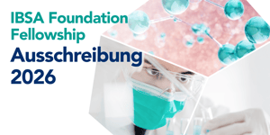 Grafik zur Ausschreibung des IBSA Foundation Fellowship 2026 mit einem Forscher im Labor, der Reagenzgläser verwendet, vor einem stilisierten wissenschaftlichen Hintergrund