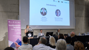 Silvia Misiti introduces the forum ‘Senotherapeutics Revolution’ at the Aula Magna of the USI, accompanied by a screening entitled ‘Introduction’ and information about Fabrizio d'Adda di Fagagna.