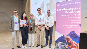 Simona Fusca receives the ‘Best Poster Award’ during the ‘Senotherapeutics Revolution’ forum, together with the event's organising team.