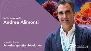 Andrea Alimonti foto ritratto. Lo sfondo mostra un'immagine stilizzata di cellule, con il testo “Forum scientifico – Rivoluzione senoterapeutica” su un pannello viola.