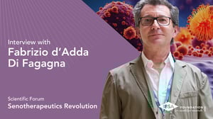 Fabrizio d’Adda Di Fagagna foto ritratto. Lo sfondo mostra un'immagine stilizzata di cellule, con il testo “Forum scientifico – Rivoluzione senoterapeutica” su un pannello viola.