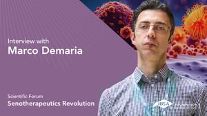 Marco Demaria foto ritratto. Lo sfondo mostra un'immagine stilizzata di cellule, con il testo “Forum scientifico – Rivoluzione senoterapeutica” su un pannello viola.