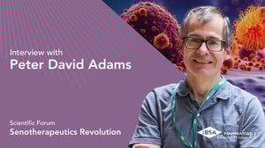 Foto ritratto di Peter David Adams. Lo sfondo mostra un'immagine stilizzata di cellule, con il testo “Forum scientifico – Rivoluzione senoterapeutica” su un pannello viola.