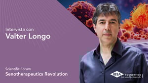 Valter Longo foto ritratto. Lo sfondo mostra un'immagine stilizzata di cellule, con il testo “Forum scientifico – Rivoluzione senoterapeutica” su un pannello viola.