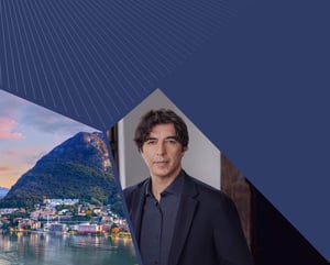 Foto portrait di Valter Longo accanto al Monte San Salvatore e al lago di Lugano, su sfondo grafico blu