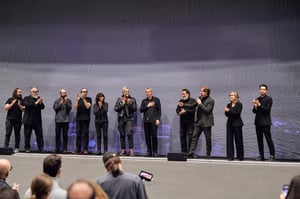 il cast dello spettacolo Nomadic sul palco insieme a IBSA Foundation