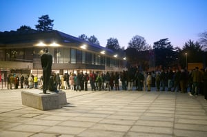 Persone in fila fuori dal Palazzo dei congressi di Lugano in attesa di entrare allo spettacolo Nomadic