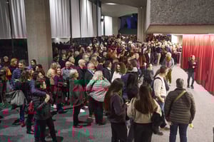 Folla in attesa di entrare in sala prima dello spettacolo Nomadic al Palazzo dei Congressi di Lugano