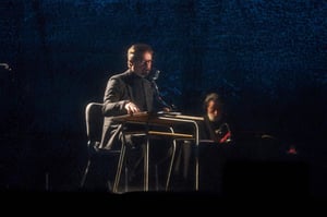 Telmo Pievani durante lo spettacolo Nomadic. 